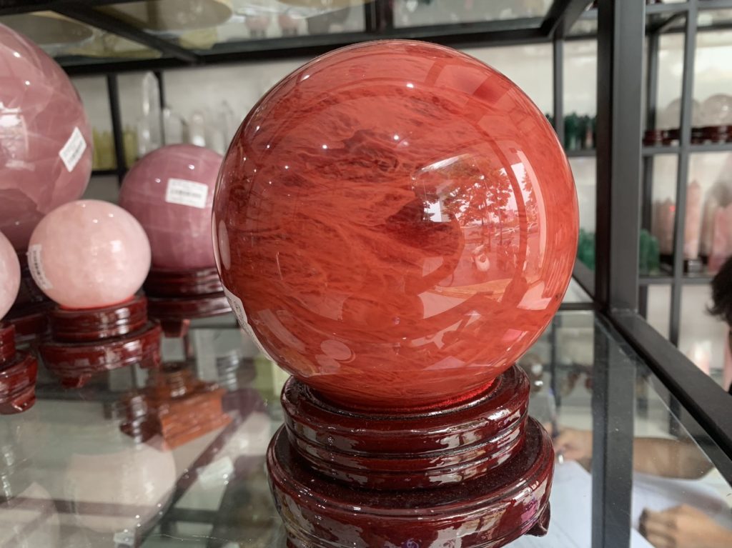 cầu đá núi lửa đỏ